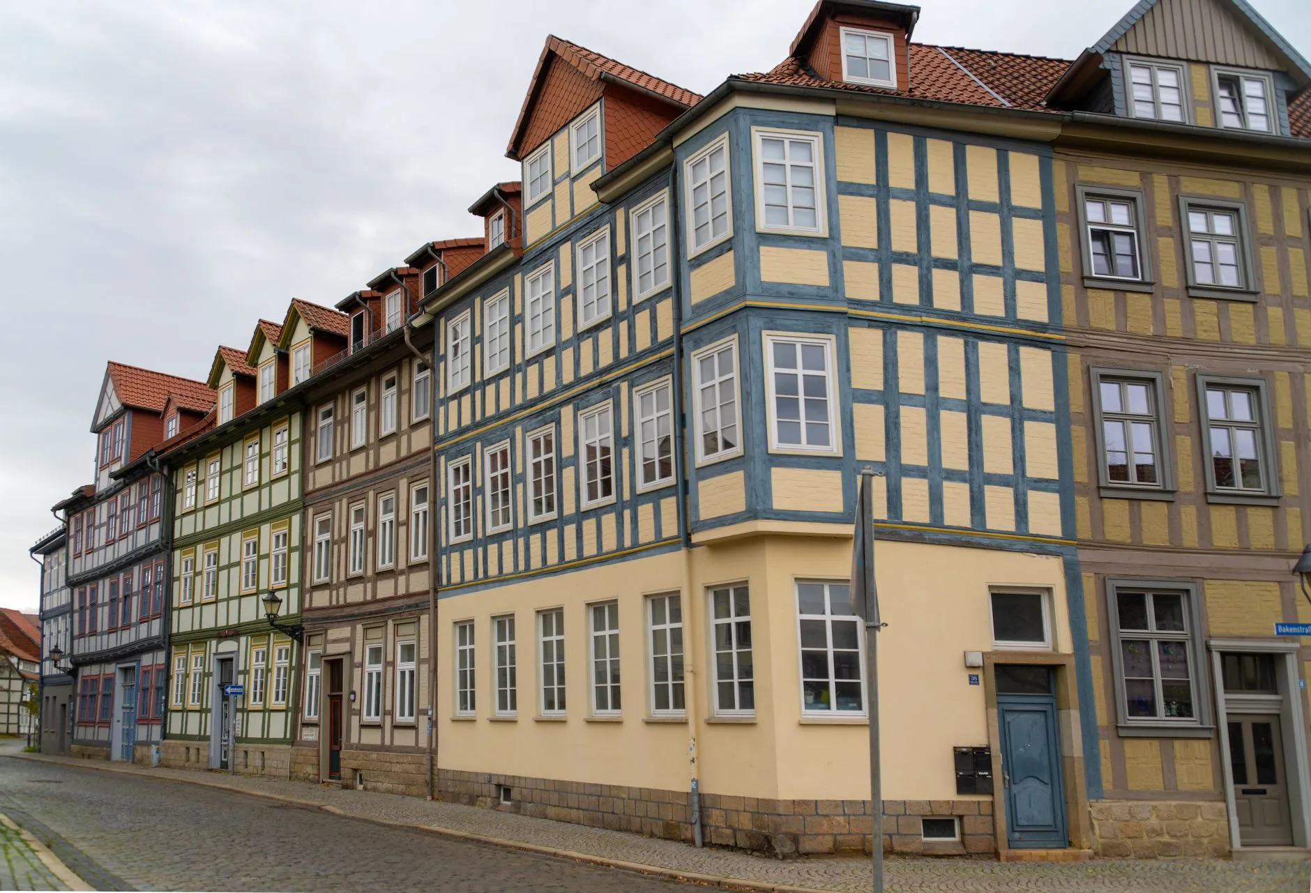 Rue d'une ville allemande bordée de maisons colorées