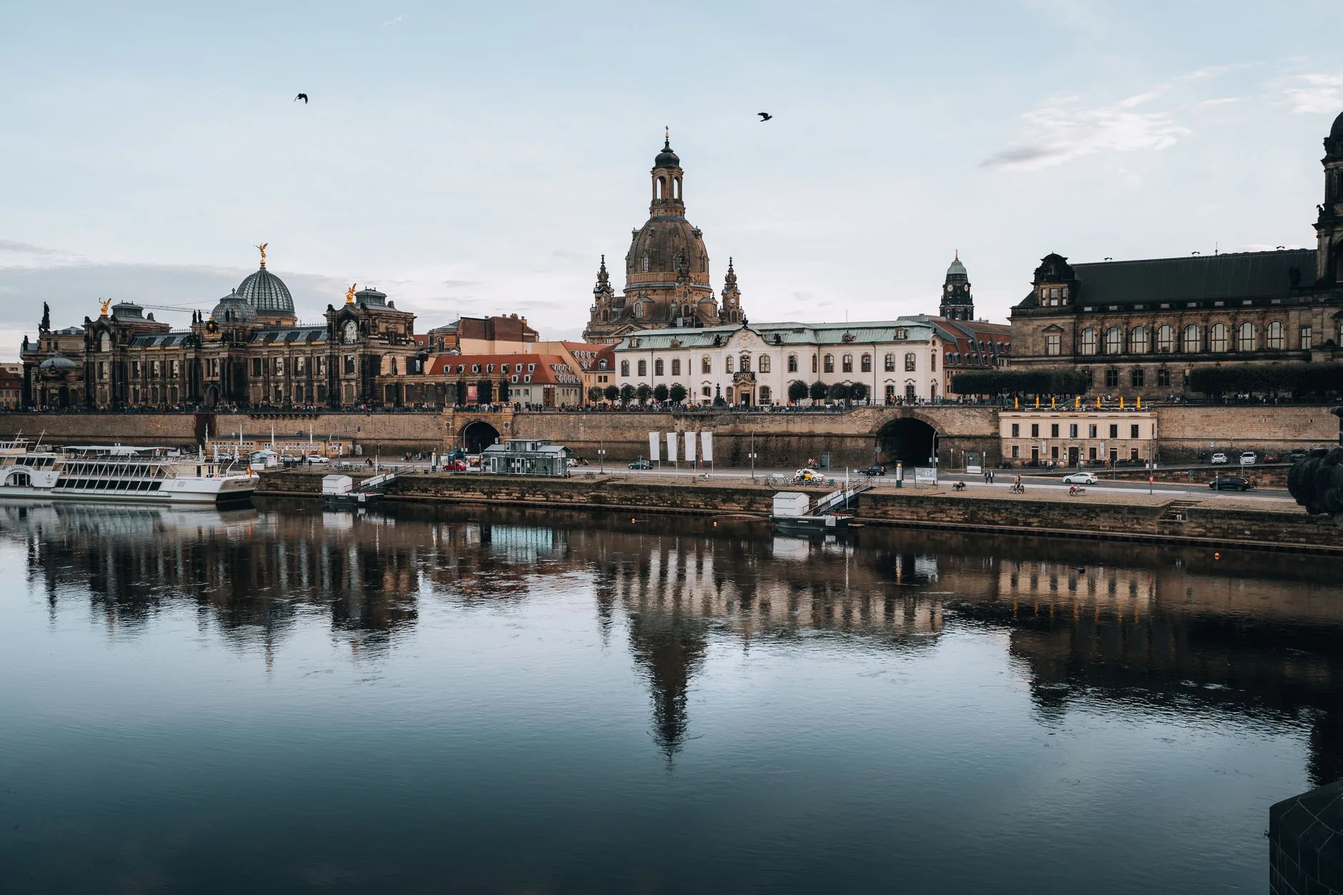La Frauenkirche et la terrasse de Brühl au bord de l'Elbe à Dresde