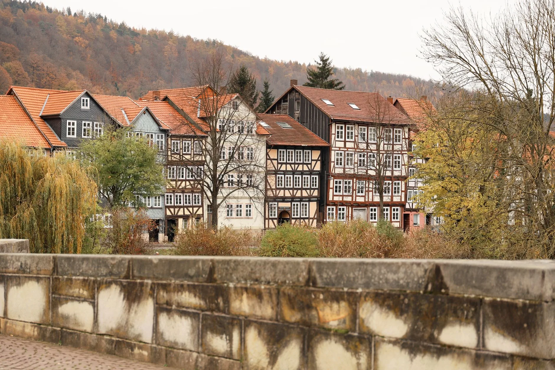 Vieille ville allemande aux maisons à colombages sous les couleurs de l'automne